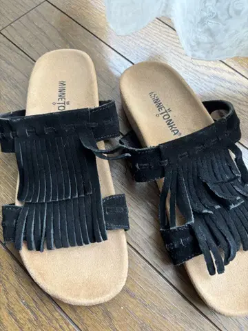 미네통카, 블랙 프린지 스웨이드 샌들