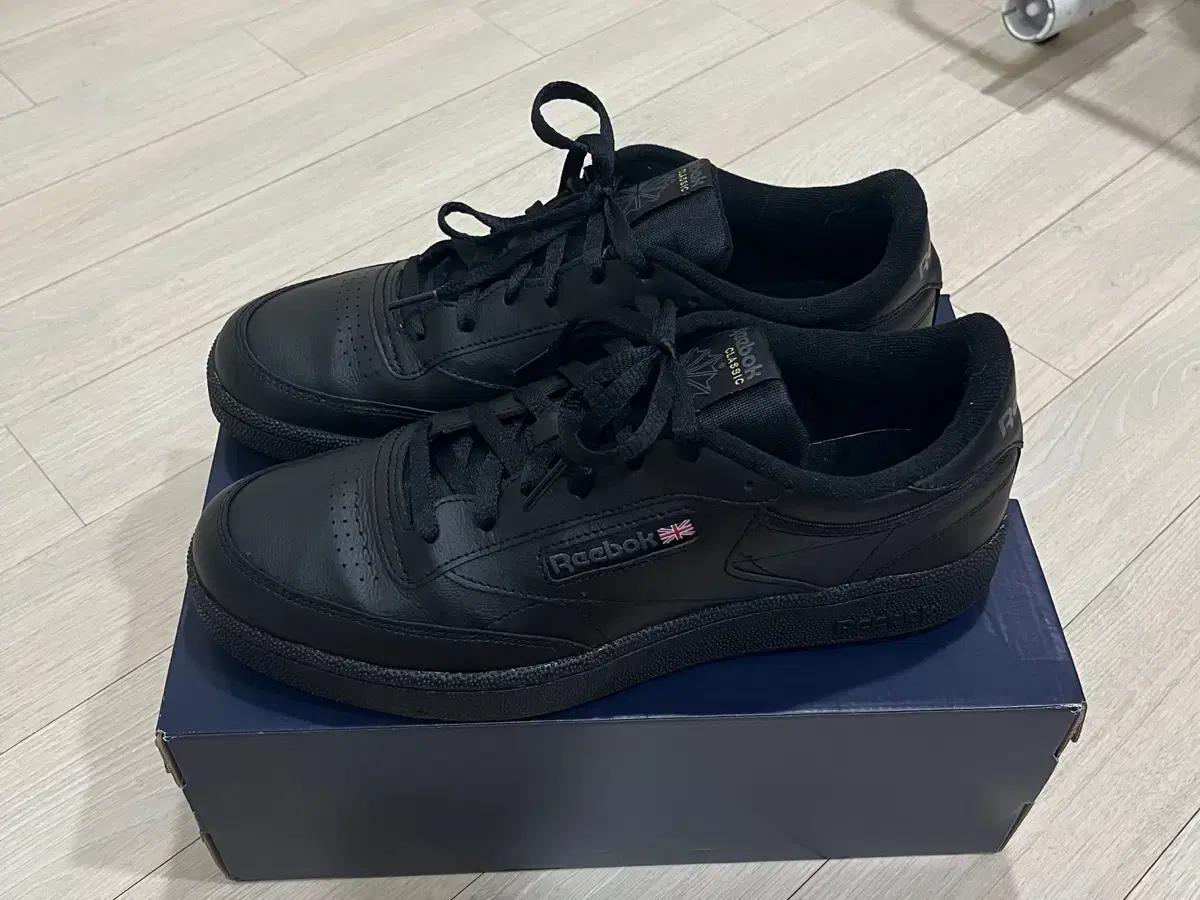 리복 클럽C 85 트리플 블랙 290 팝니다