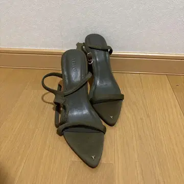 YELLO 힐 샌들