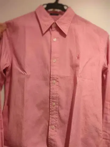 핑크 버튼 다운 셔츠 폴로 자수