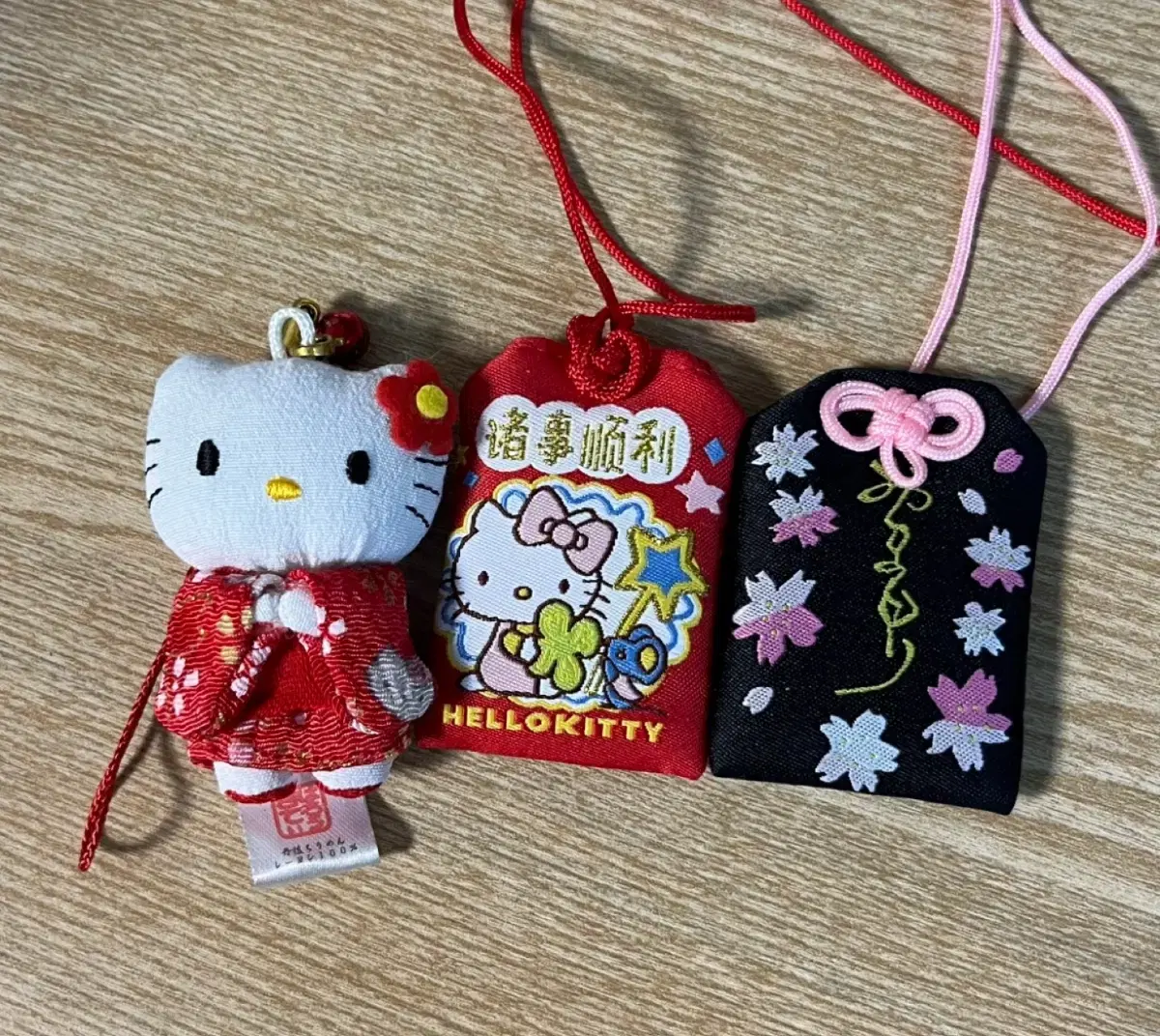 헬로키티 키링 인형 오마모리 부적