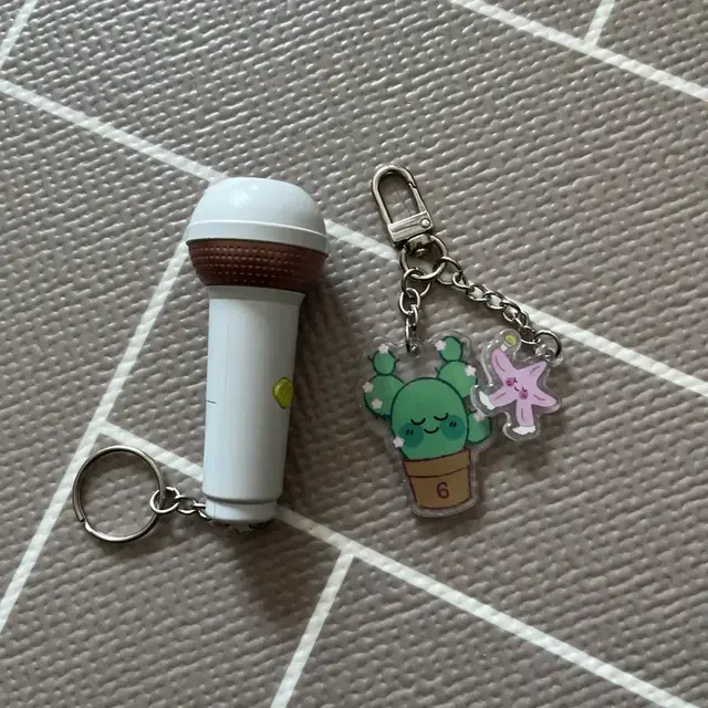 아이유 키링