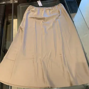 Anne Coquine 안코키네 베이지 새틴 세미 플레어 스커트 3L