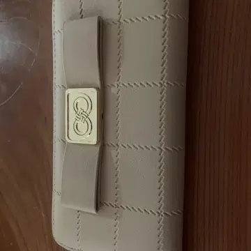 새상품 베이지 퀼팅 장지갑