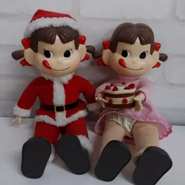 앉아 있는 페코짱 2개 산타와 해피 벌스데이