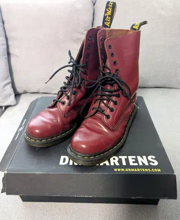 Dr. Martens 1490 10홀 부츠