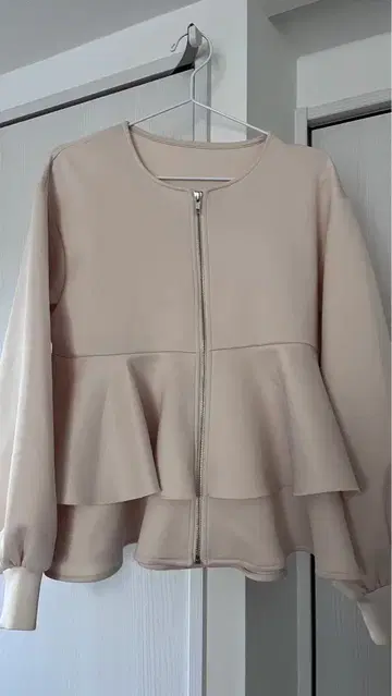 센스 오브 플레이스 바이 어반 리서치 베이지 노카라 자켓