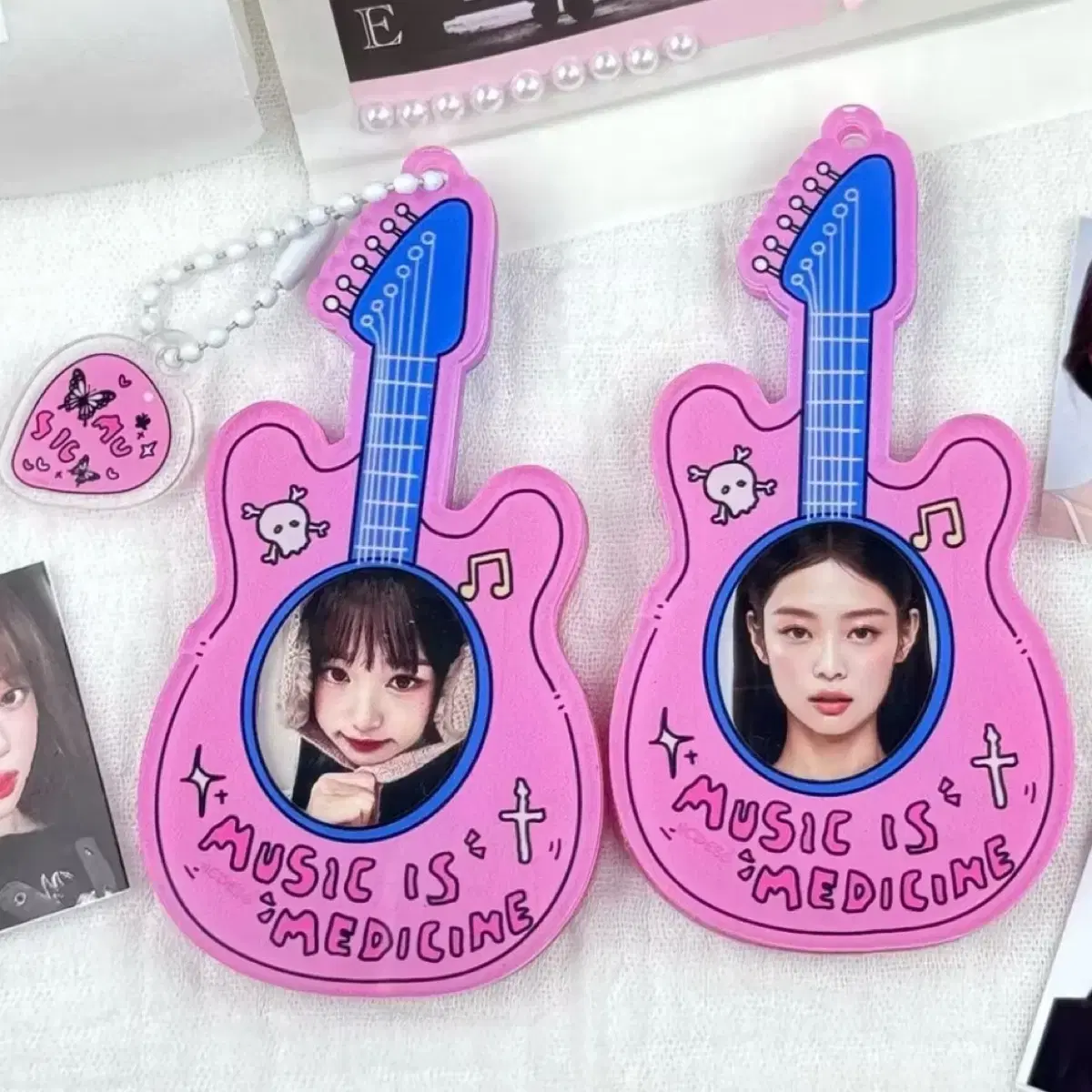 <2+1>핑크 기타 베이스 증명사진 아크릴 케이스 키링 군번줄 키홀더
