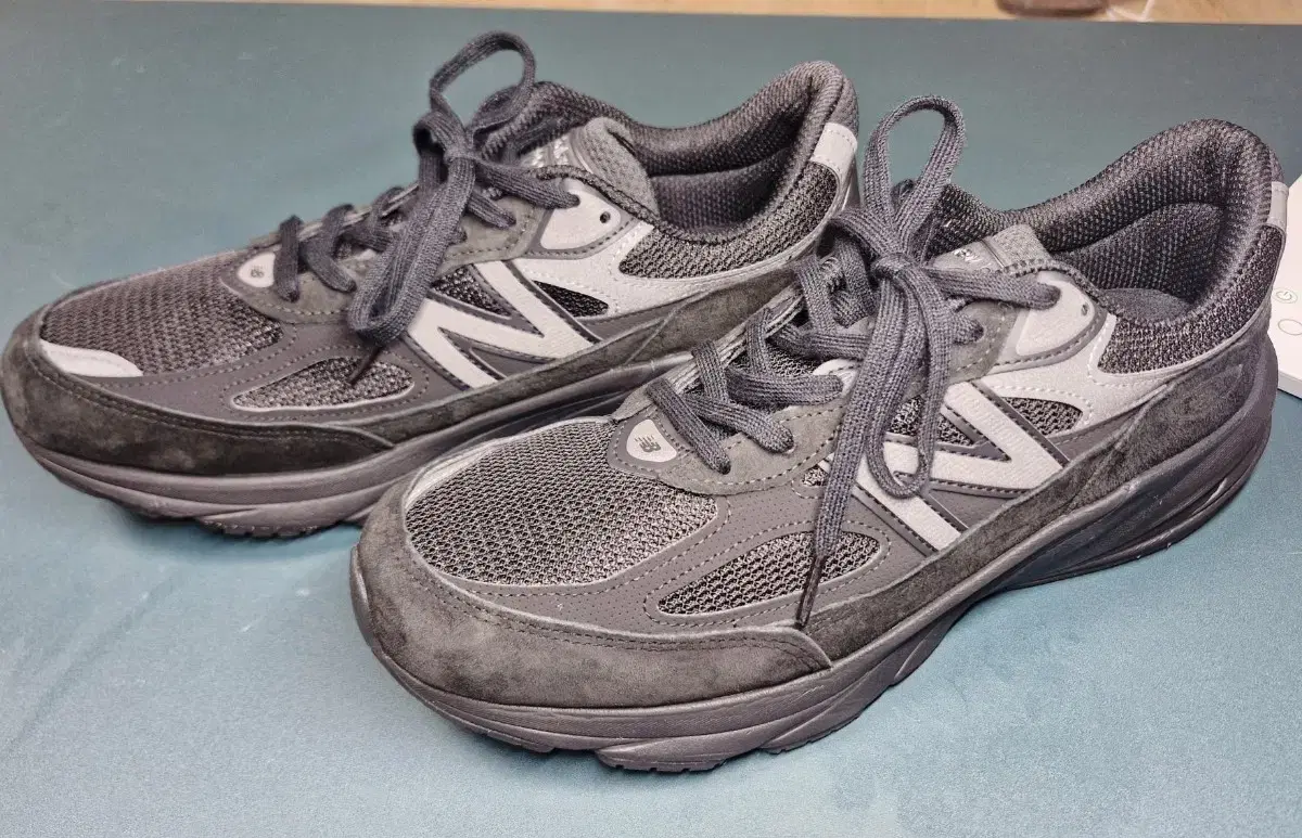 뉴발란스 990v6 트리플 블랙 US10
