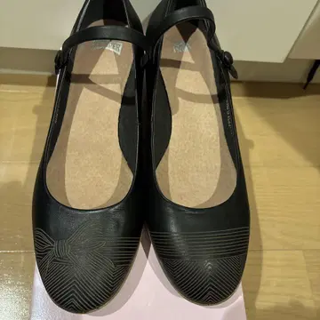 캠퍼 리본 무늬 스트랩 로우 힐 펌프스