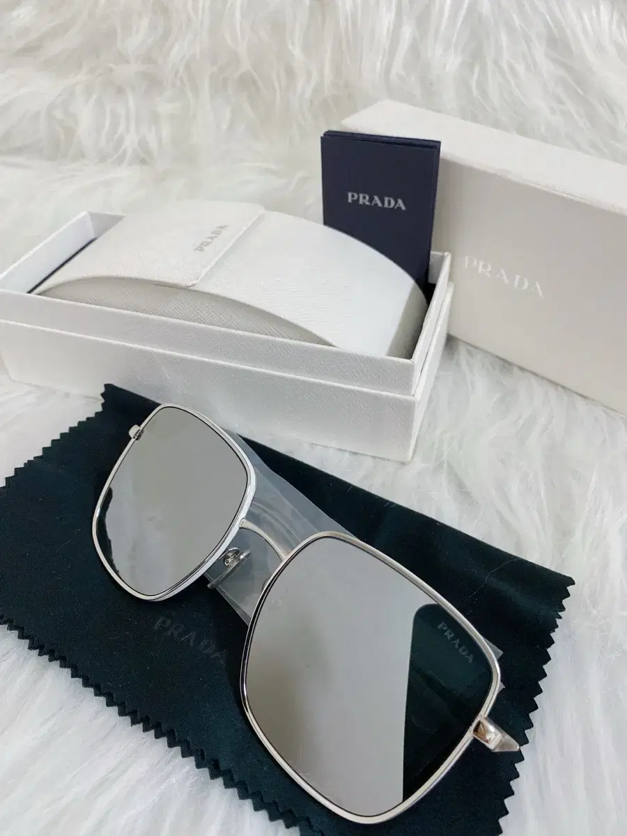 정품&풀박스) PRADA_프라다 화이트미러선글라스