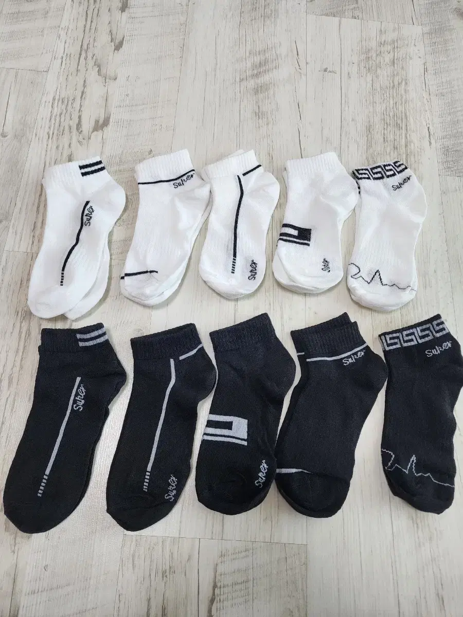 (New) 10 pairs of single-knit socks bulk sell (5 black & 5 white)