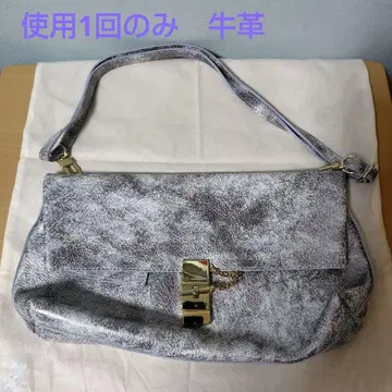 쓰리 포 타임 슬라이드 금장 장식 소가죽 클러치백 실버