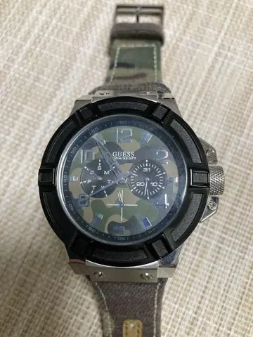 GUESS 카모 패턴 시계