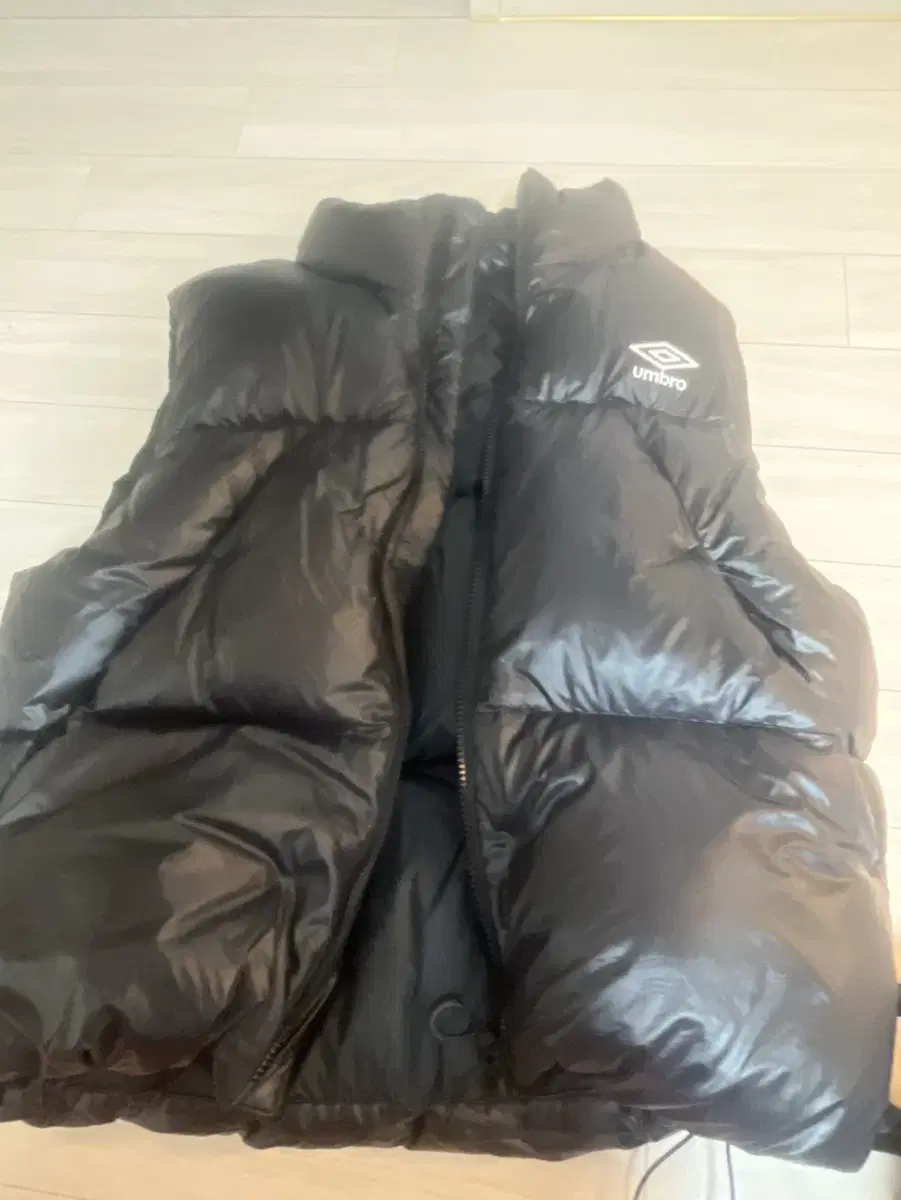 엄브로 유광 조끼 패딩