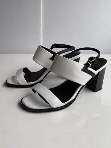 새상품급 스타카토 모노톤 샌들 힐 8cm 23cm