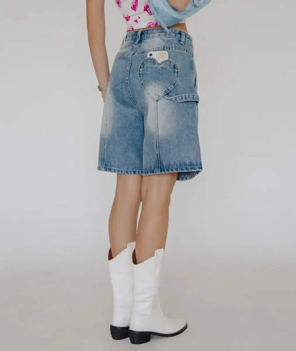 비터셀즈 하트 데님 버뮤다 팬츠 라이트 블루