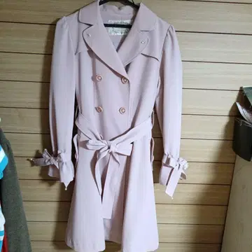 로디스포토 핑크 트렌치코트 뒷면 플리츠 미사용입니다.