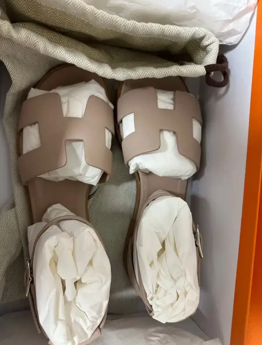 에르메스 정품 산토리니 샌들 카프스킨 베쥬누드