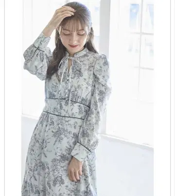리본이 달린 스탠드 카라 클래시컬 플라워 프린트 머메이드 원피스