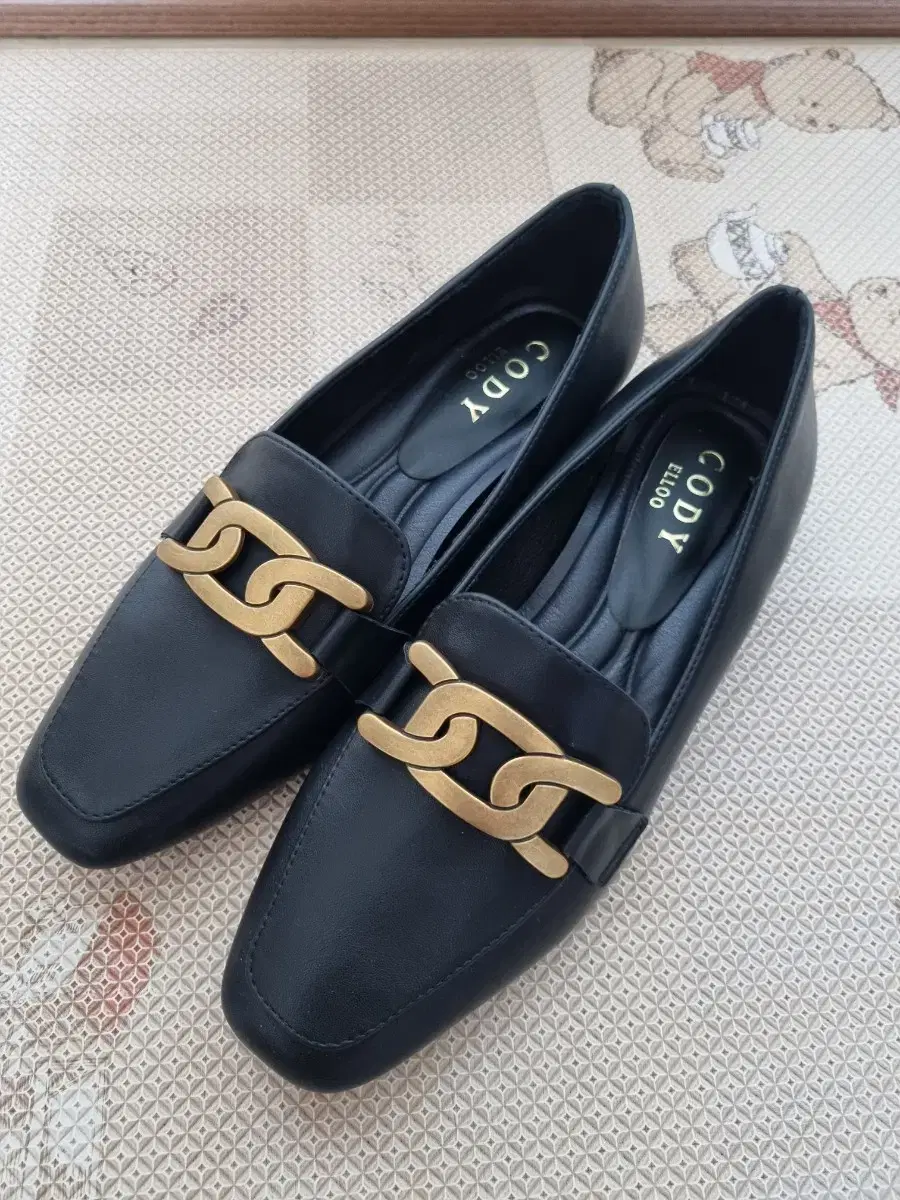 (New) cowhide cushioned shoes. 245
