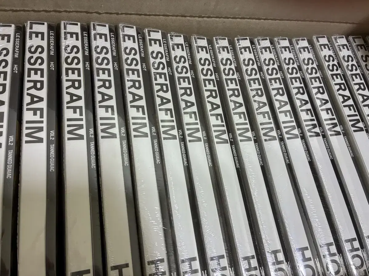 Le Sserafim HOT sealed album, HOT standard version, photobook version
