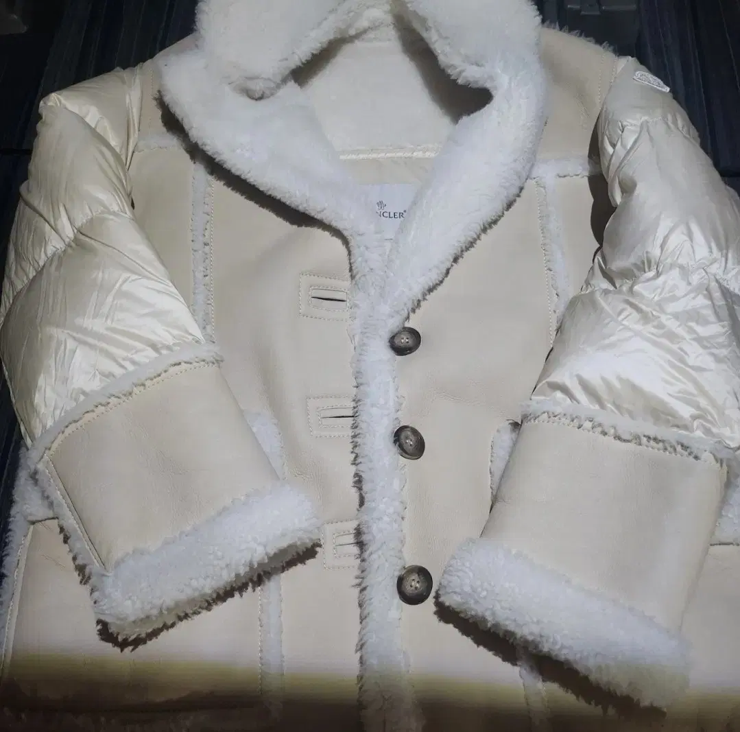 몽클레어 2022 s/s Ilay 무스탕패딩