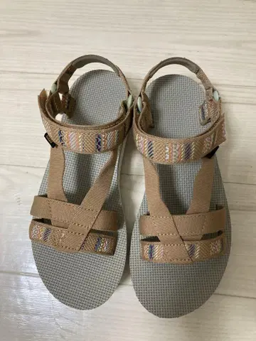 Teva 샌들