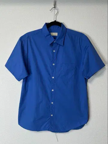 생동감 있는 파란색 반소매 셔츠