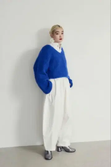 헤린.사이 미오 야나세 / V넥 니트 톱