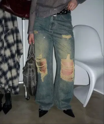 오로라 스톤이 달린 데미지 빈티지 루즈 데님 팬츠
