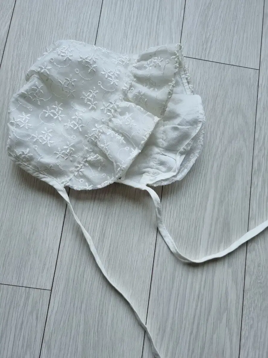 Absova Lay Bonnet