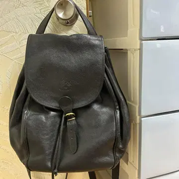 블랙 가죽 플랩 백팩