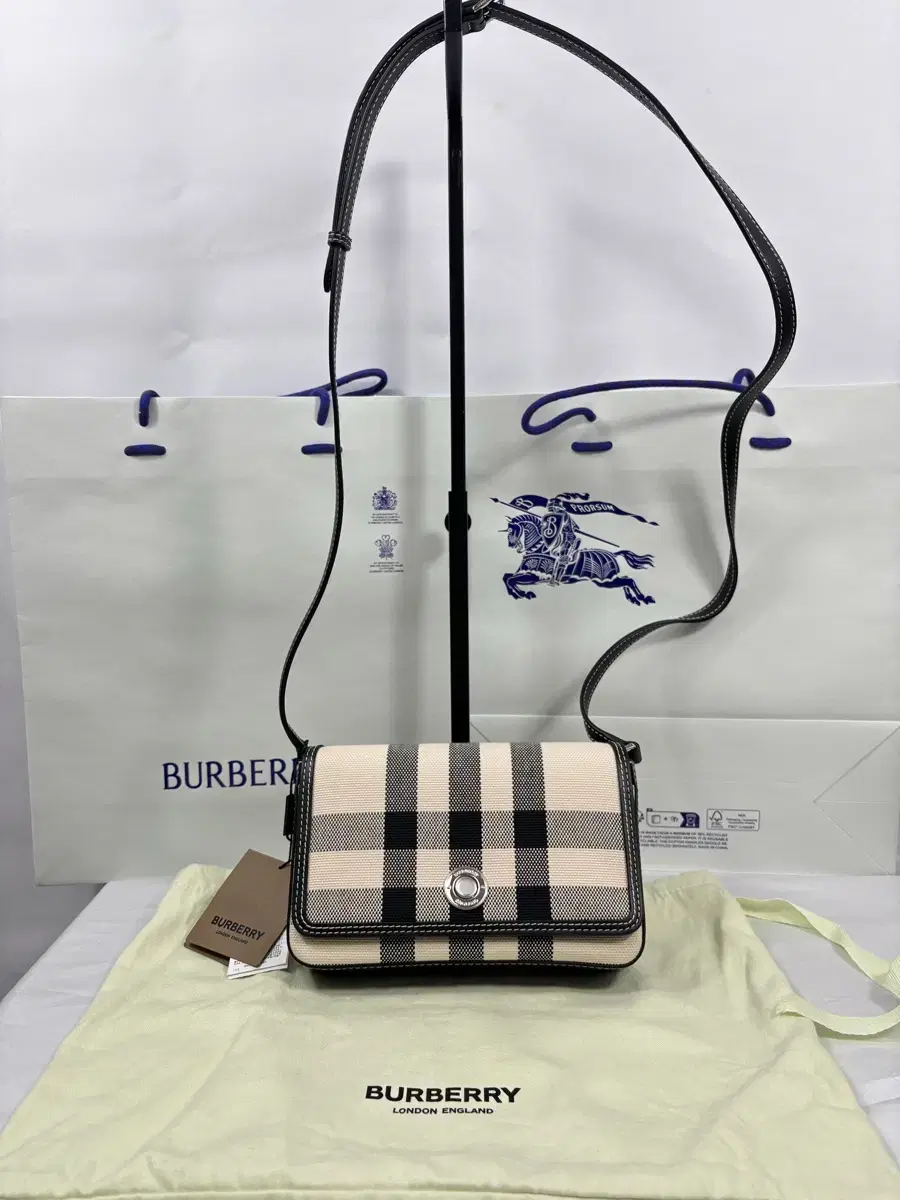 (새상품)버버리 미니 체크 코튼 자카드 노트백 블랙 화이트 8052424