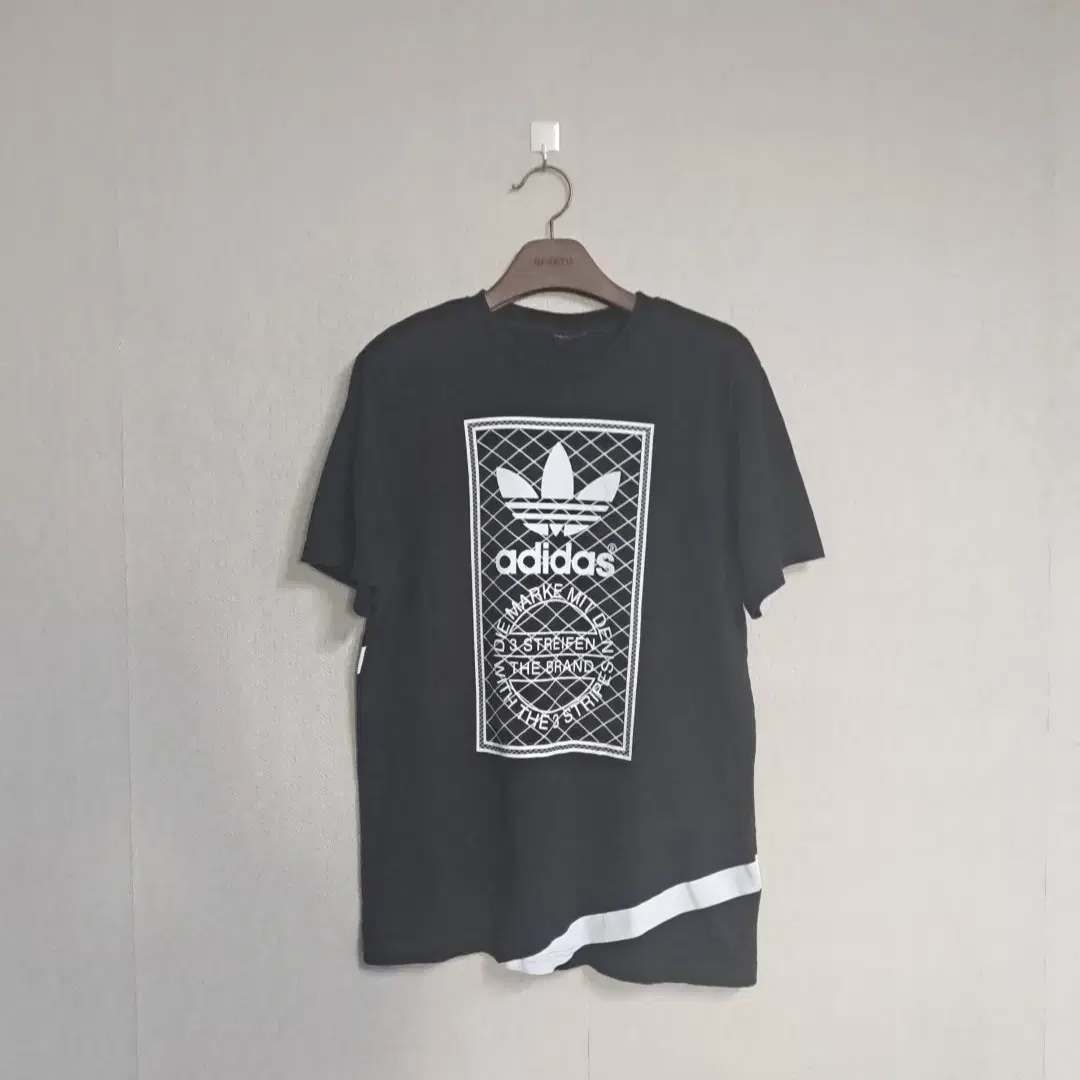 아디다스 블랙 프린팅 반팔티셔츠 XL