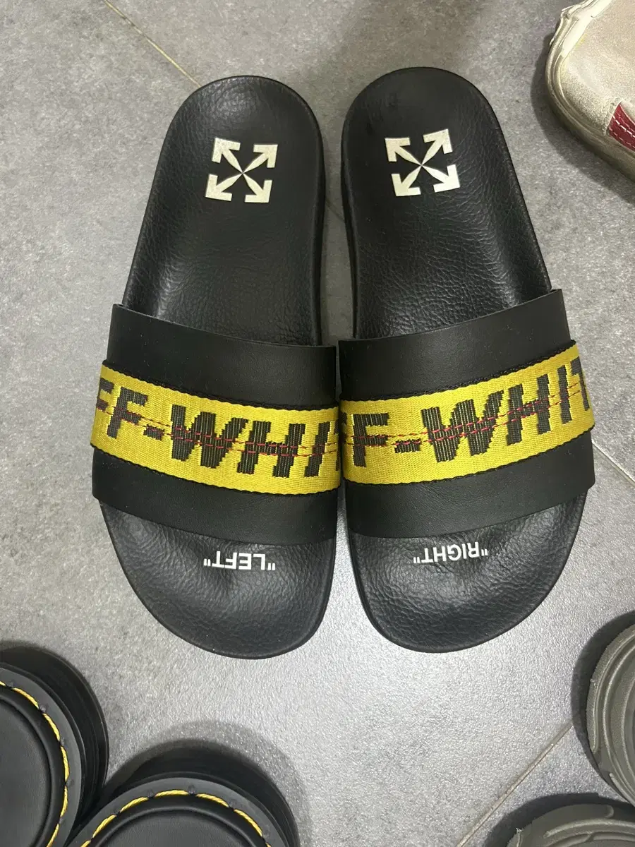 오프화이트 인더스트리얼 슬리퍼 250