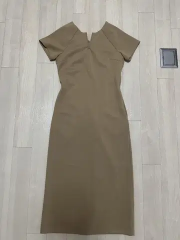 벌스데이 바쉬 베이지 반팔 타이트 핏 원피스 S