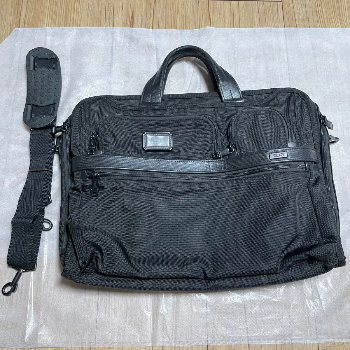 Tumi Alpha 2 Compact Large Screen Laptop Briefcase