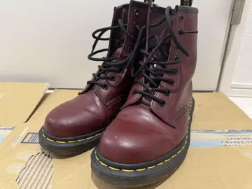 닥터마틴 8홀 부츠 체리 레드 Dr.Martens