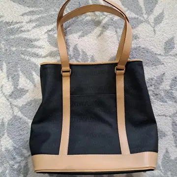가격 인하 중. 미사용 새상품 니나리치 로고 디자인 토트백 블랙과 베이지