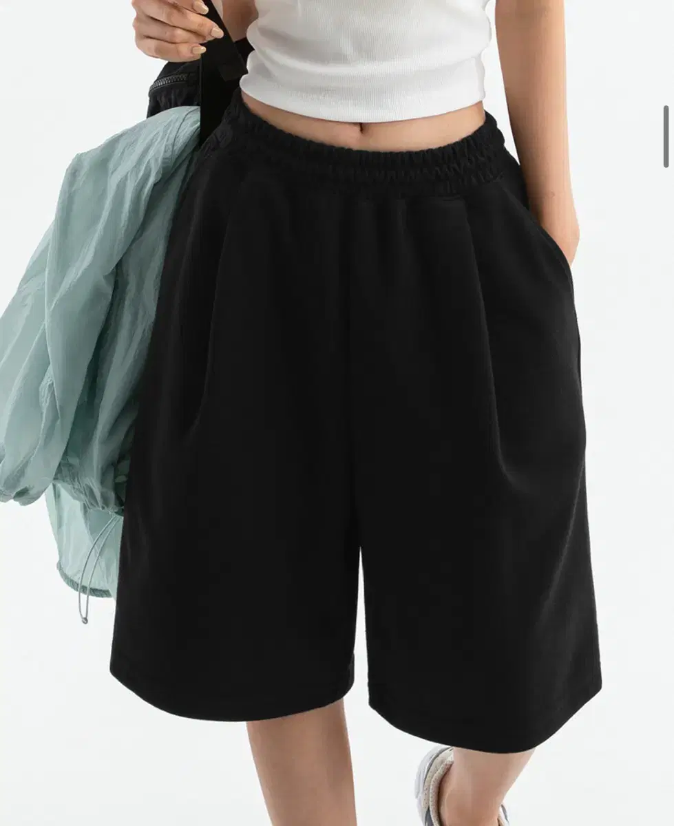 L Brenson One-Tuck Bermuda Black Shorts 32