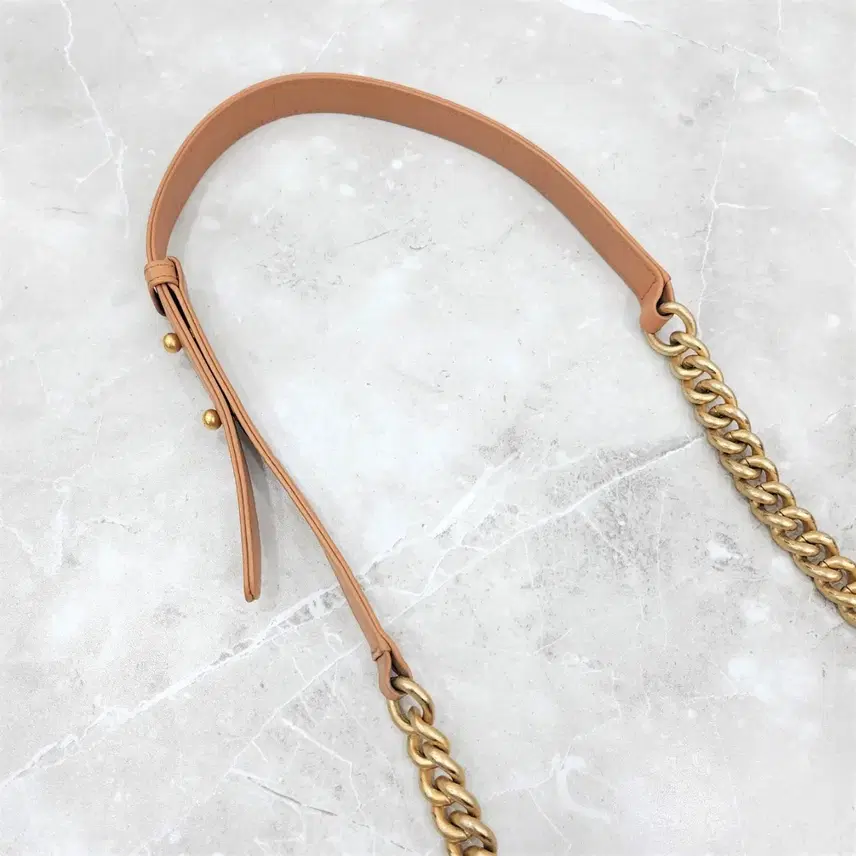 샤넬 쉐브론 보이 미디움 플랩백 금장 28번대 사진 4