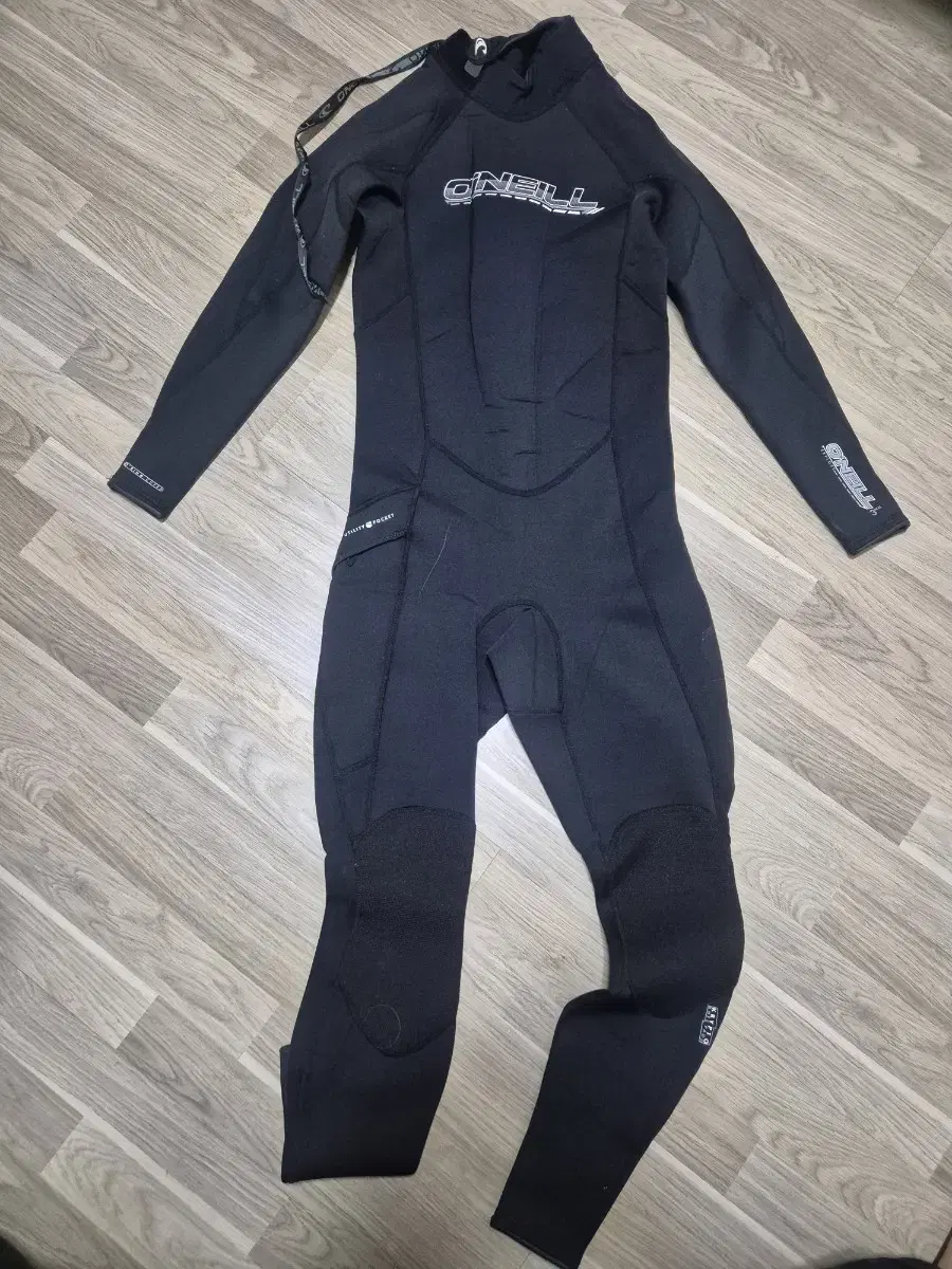 Selling O'neill 3mm Mobis 5mm size M suit, hood, and gloves.