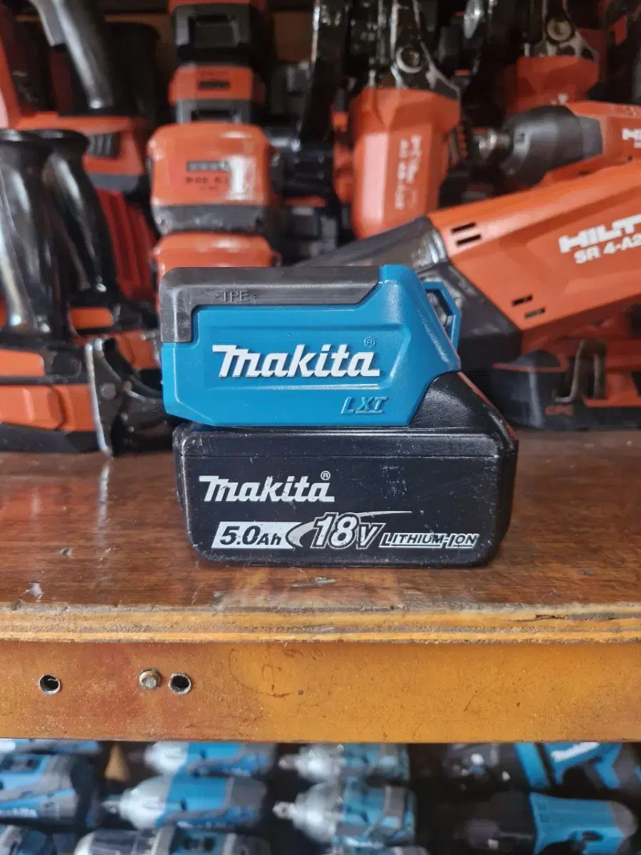 MakidaLED work light camping lantern DML817 300 lumens.fishing leisure cell phone charging