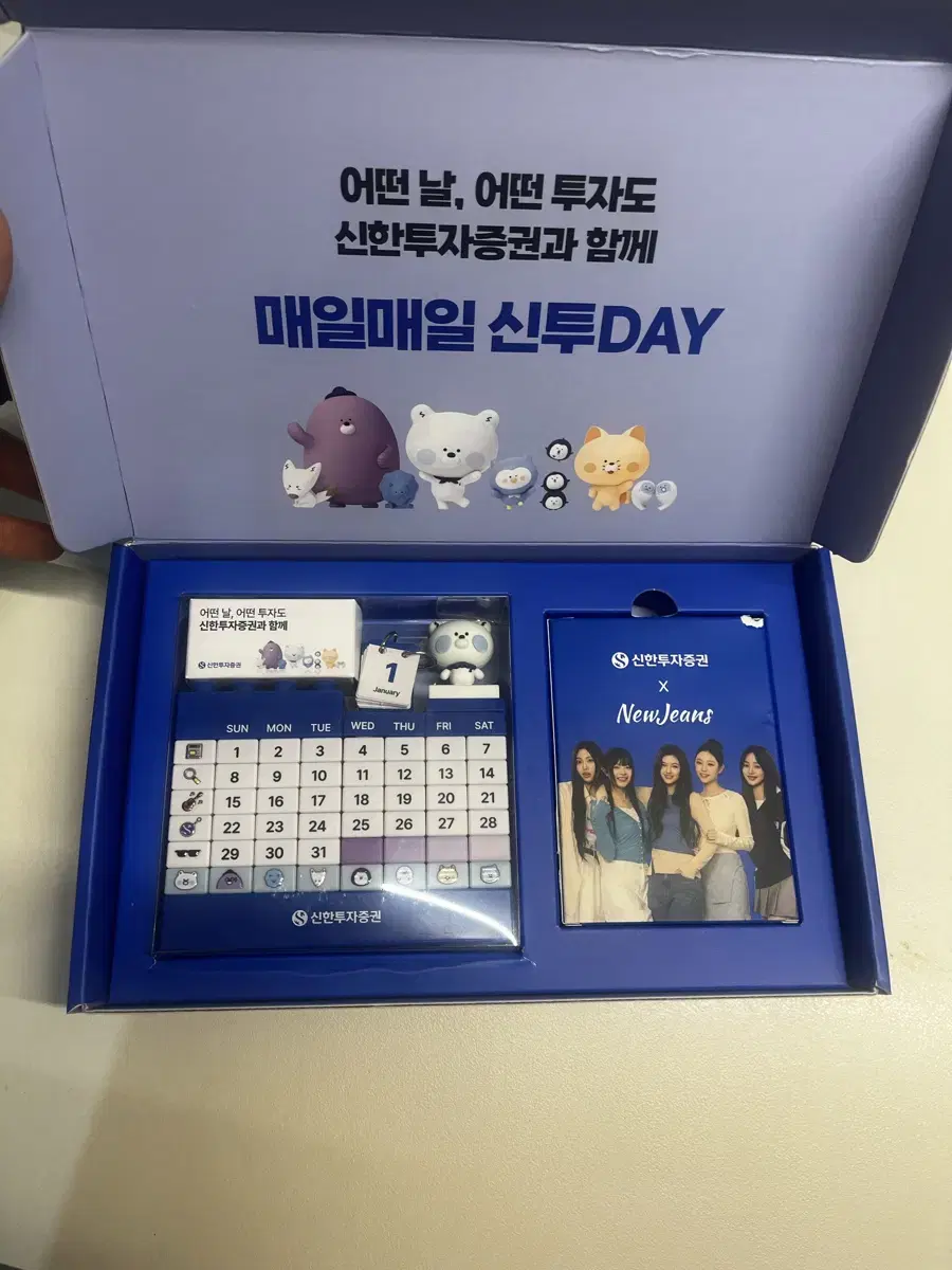 뉴진스 신한은행 포토카드 렌티큘러 달력 세트(데미지 있음)