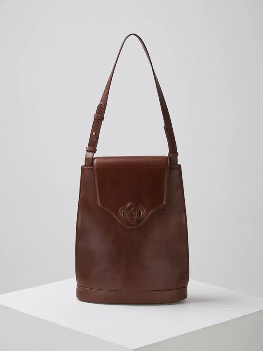 ArchivesApplek Oval Flapback Brown