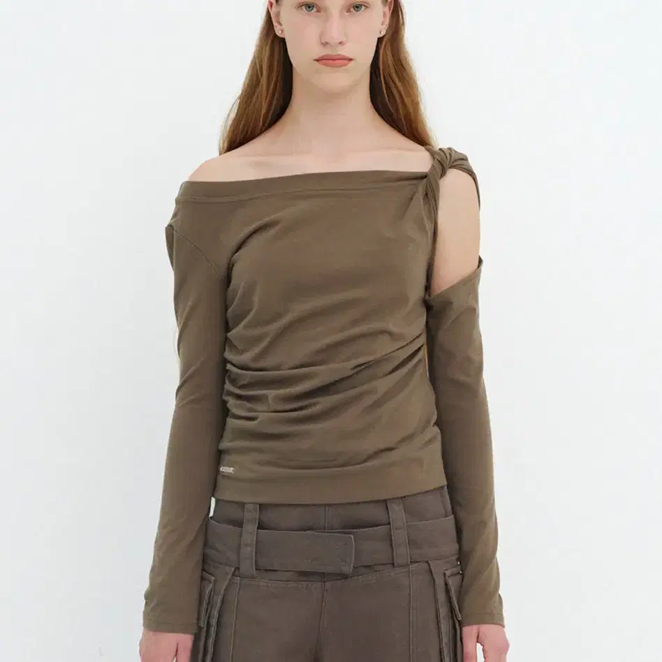 CERRIC(セリック) FLOWER TWISTED HALF TOP 세릭]FLOWER TWISTED HALF TOP / IVORY