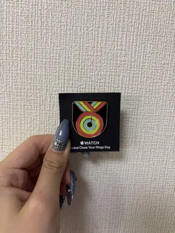 Apple Store Apple Watch 10주년 기념 핀 배지