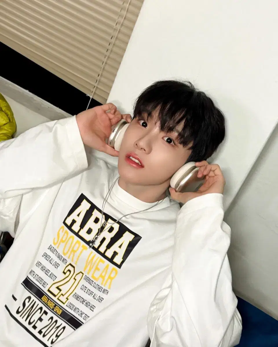 Looking for people to split a weverse album (any member) for the No Genre album!