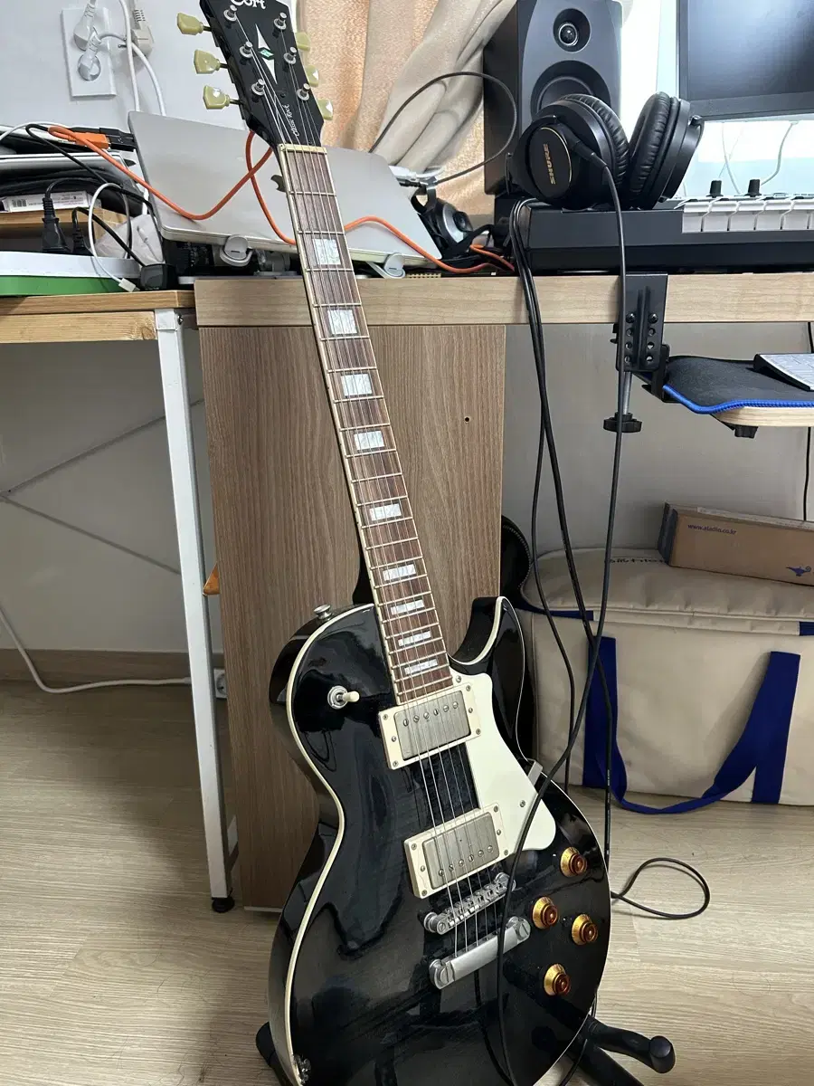 I'm selling my Electro Guitar Colt CR250